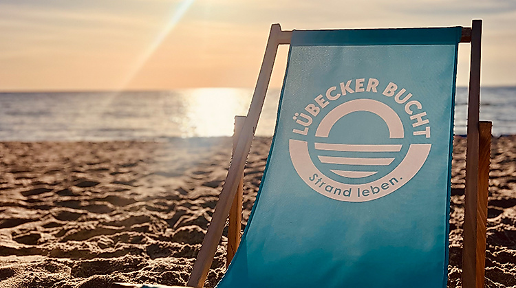 Strandstuhl der Lübecker Bucht Tourismus Agentur beim Strandyoga in Scharbeutz und Haffkrug an der Ostsee