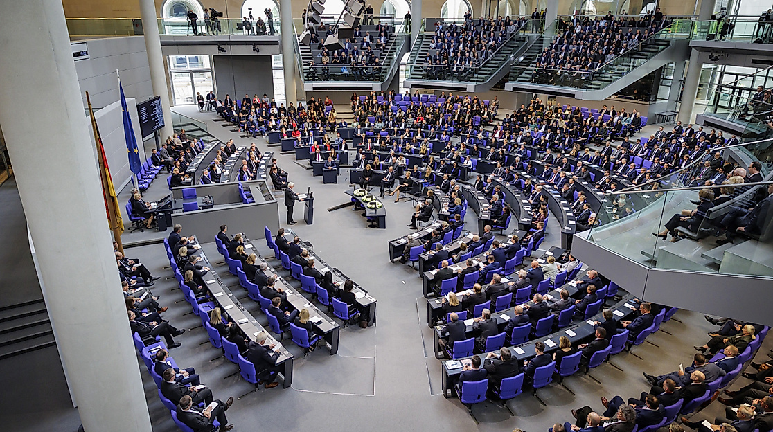 Gedenkstunde zum 80. Jahrestag des Endes des Zweiten Weltkrieges am 8. Mai 2025: Übersicht des Plenarsaals während der Gedenkrede von Bundespräsident Dr. Frank-Walter Steinmeier.