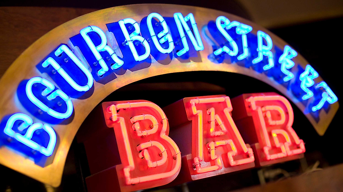 bourbon_bar_aussenschild_c-2021_elysee-hotel-ag