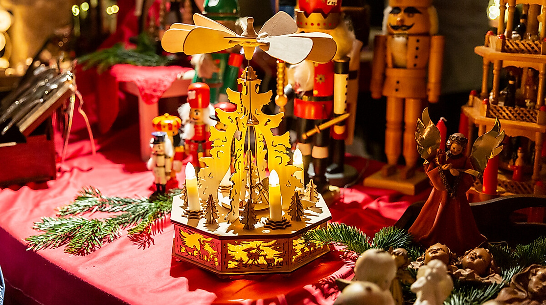 s-nahaufnahme-von-weihnachtsdekoration-auf-dem-weihnachtsmarkt-am-michel-mediaserver-hamburg