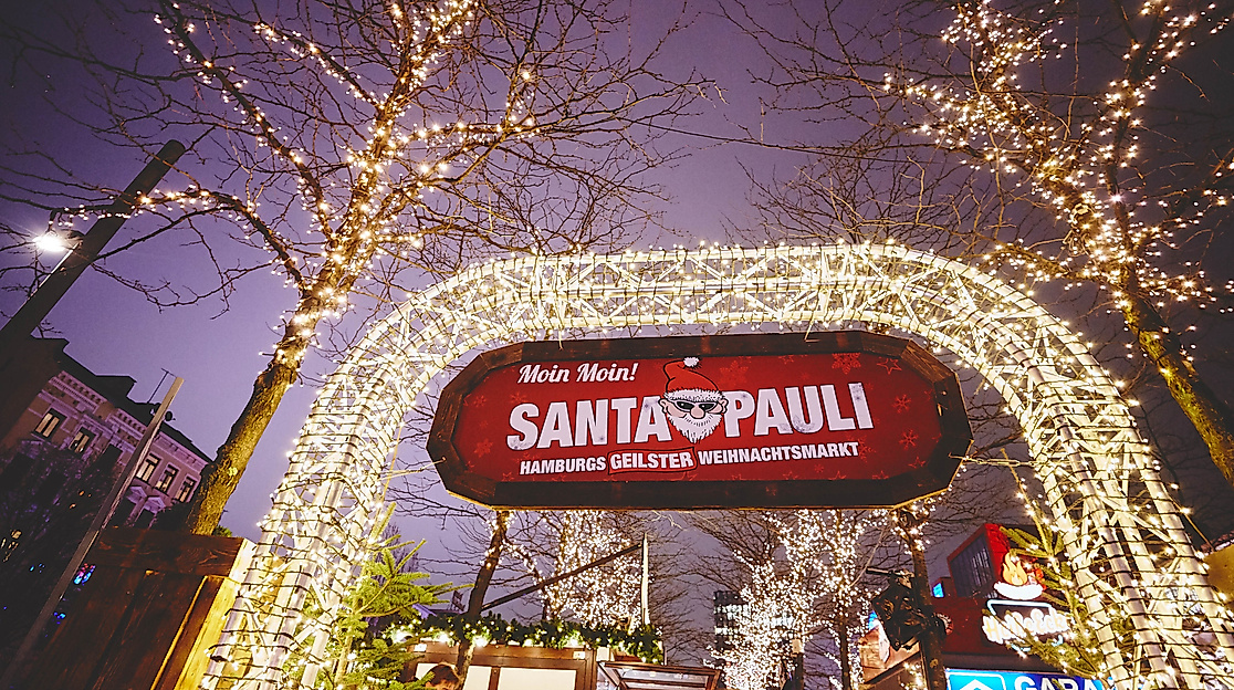Leuchtender Eingangsbogen mit Schriftzug Santa Pauli auf dem Weihnachtsmarkt in Hamburg