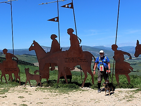Pilgerprozessions-Skulptur-Navarra Christian mit Hund
