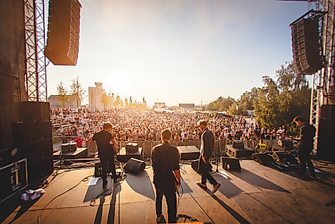 Blick von der Bühne auf das Publikum beim MS Dockville Festival in Hamburg bei Sonnenuntergang