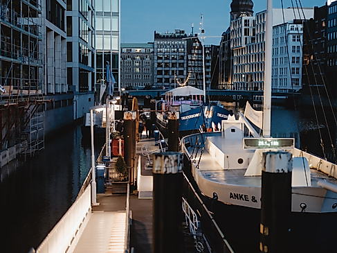 Theaterschiff Außen am Abend