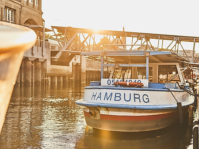Kleines Boot in Hamburger Barkasse mit Titel Hamburg
