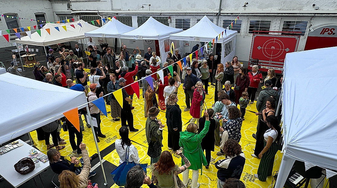 Fröhliches Outdoor-Event mit bunten Wimpeln