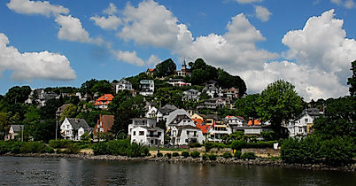 Blick auf das Treppenviertel in Hamburg-Blankenese mit weißen Häusern am Elbhang bei Sonnenschein