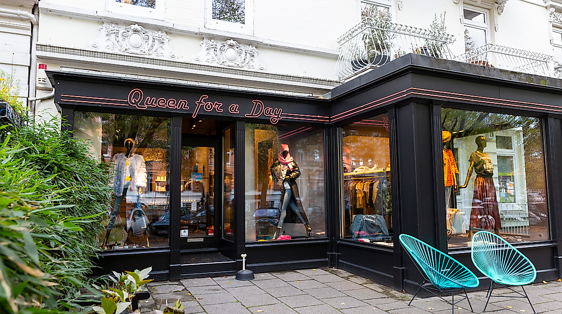 Modeboutique „Queen for a Day“ in Eimsbüttel mit elegant dekoriertem Schaufenster und Außenbereich