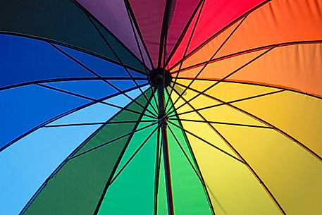 Aufgespannter Regenschirm in Regenbogenfarben als Symbol für Vielfalt und jedes Wetter in Hamburg