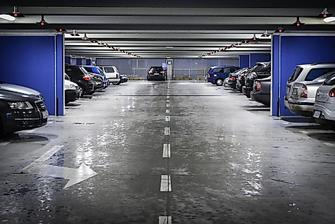 Straße in Tiefgarage