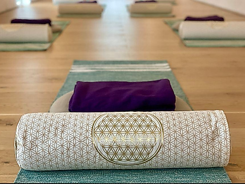 YIN YOGA bei THE JORK – Deine Barfußoase der Achtsamkeit - Yin Yoga mit Tiziana