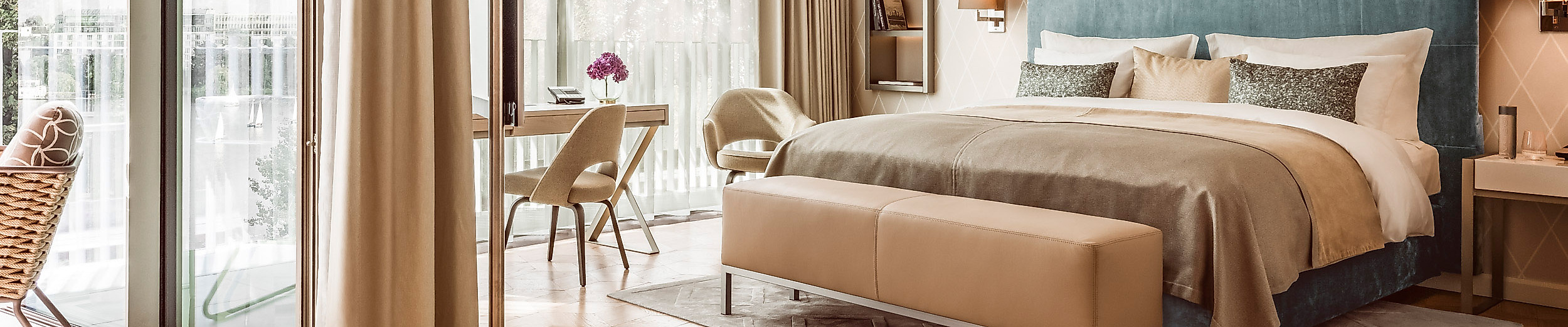 Helles Designzimmer im Hotel The Fontenay Hamburg mit modernem Interieur und beruhigender Atmosphäre