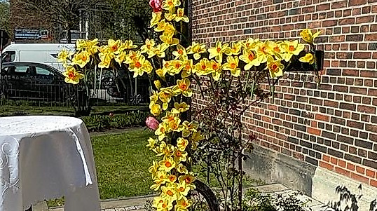 geschmücktes Osterkreuz