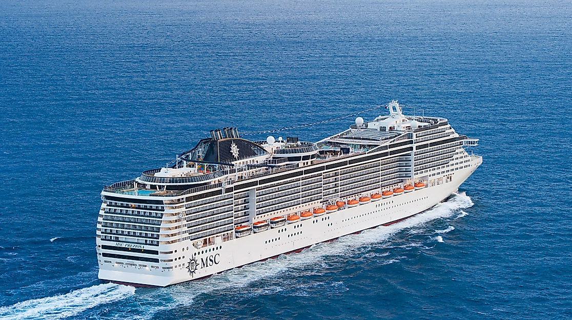 Kreuzfahrtschiff MSC Preziosa fährt bei klarem Wetter durch tiefblaues Meer