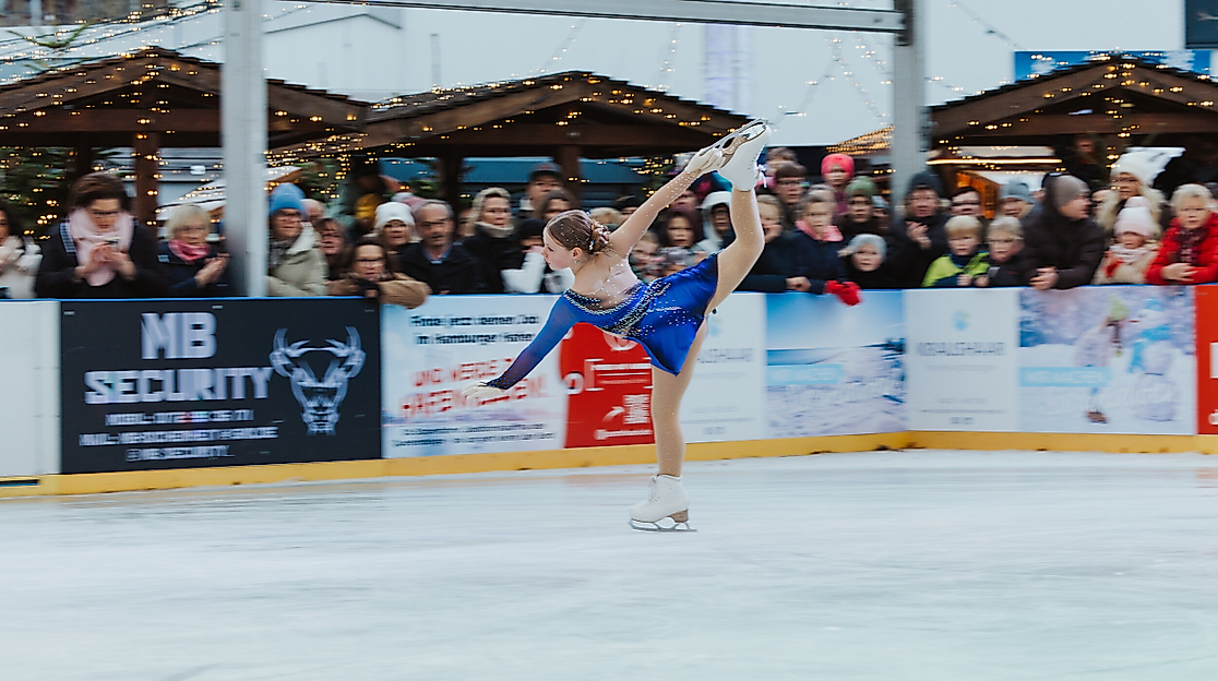 EISWELT SCHARBEUTZ 2025 Eiskunstläuferin peformt © TALB Alexandra Ruppert
