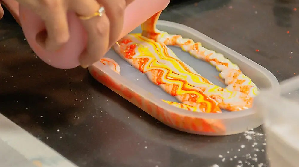 Jesmonite wird in Silikonformen gegossen. Kurs