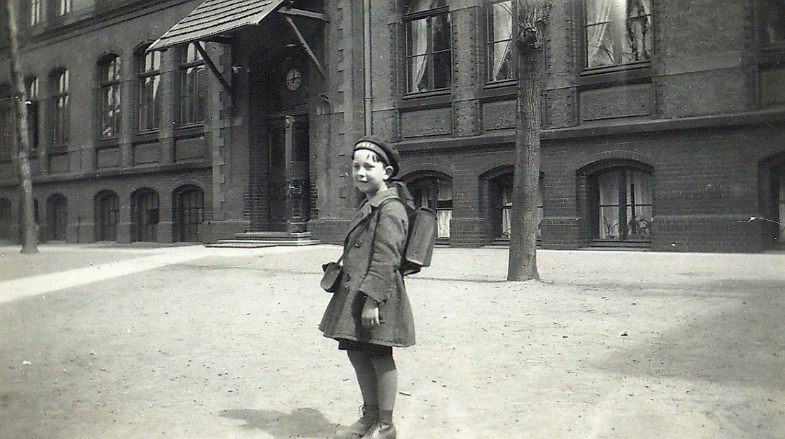 Borchert vor der Schule 1930