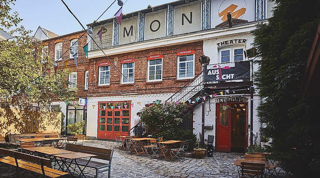 Außenansicht des im Innenhof liegenden Monsun-Theaters in Hamburg