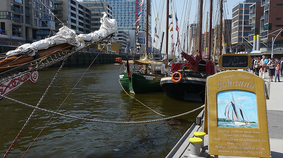 Der Traditionsschiffhafen am Sandtorkai