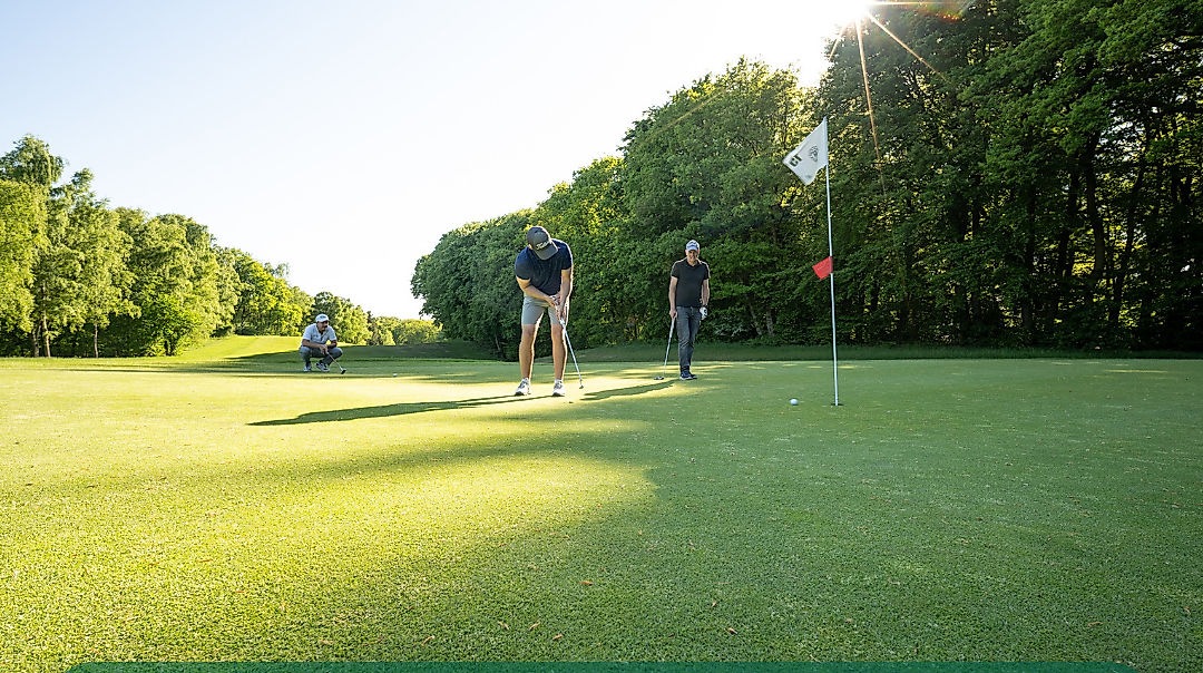 Golfer auf dem Grün und Beschreibung des Kursinhaltes