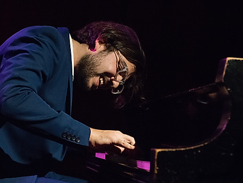 Gabriel al piano LOW