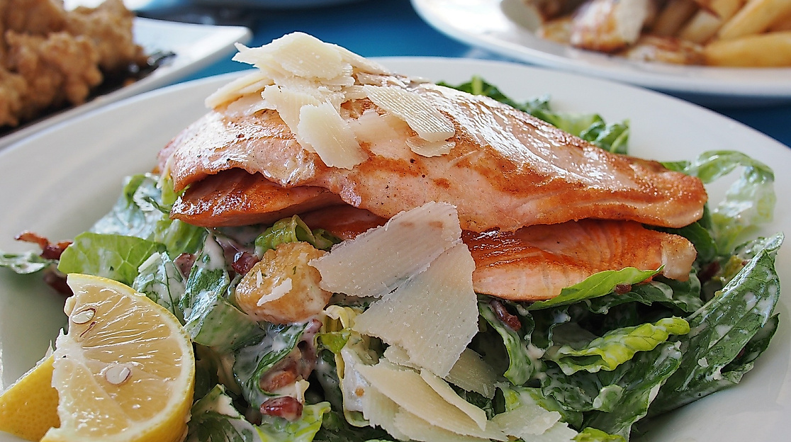 lachs-auf-salat_c-bild-von-cattalin-auf-pixabay