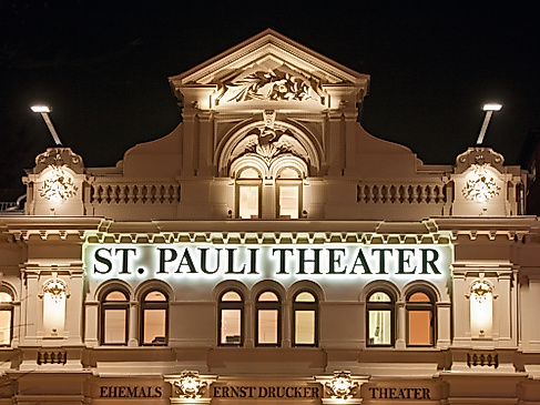 St. Pauli Theater am Abend