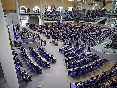 Gedenkstunde zum 80. Jahrestag des Endes des Zweiten Weltkrieges am 8. Mai 2025: Übersicht des Plenarsaals während der Gedenkrede von Bundespräsident Dr. Frank-Walter Steinmeier.