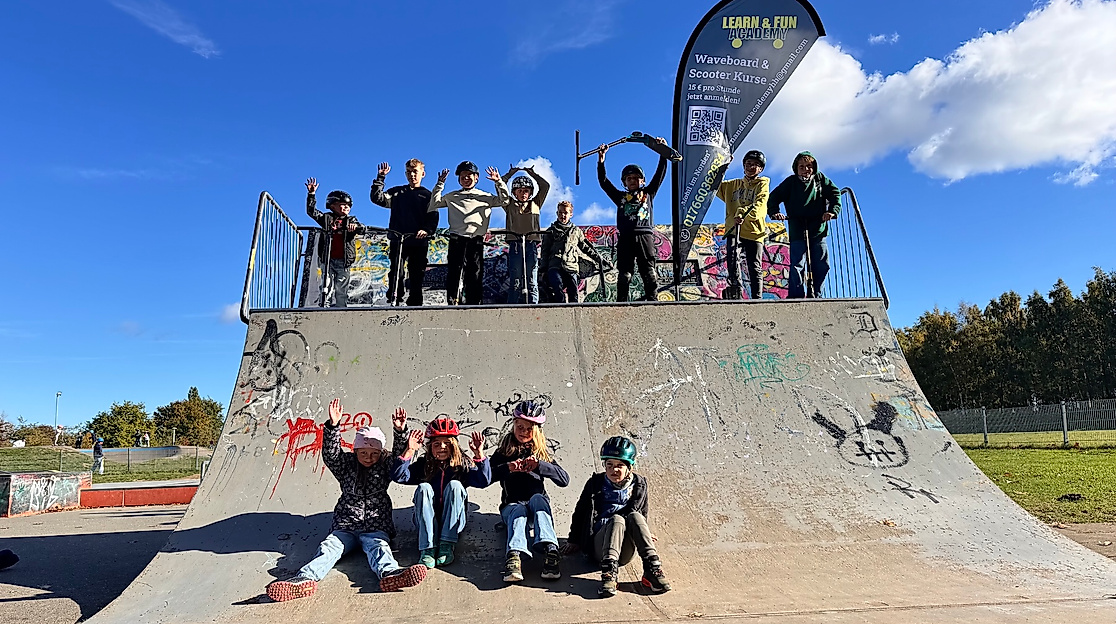 Waveboard- und Scooterkurs der Learn and Fun Academy am Skatepark mit Kindern und Jugendlichen