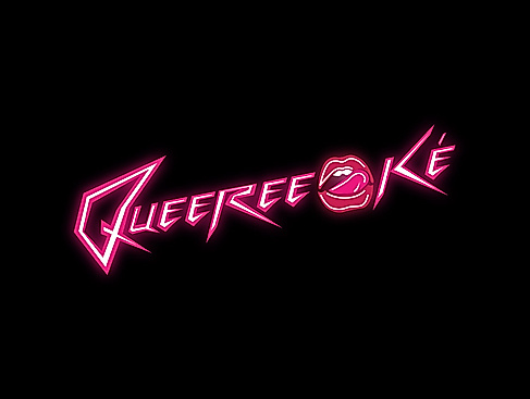 Das Wort "Queereeoké" in pinker Schrift im Stil von Neonröhren-Design auf schwarzem Hintergrund. Der Buchstabe o ist ersetzt durch Lippen mit zwei Zähnen und einer Zunge, die den Mundwinkel streift.