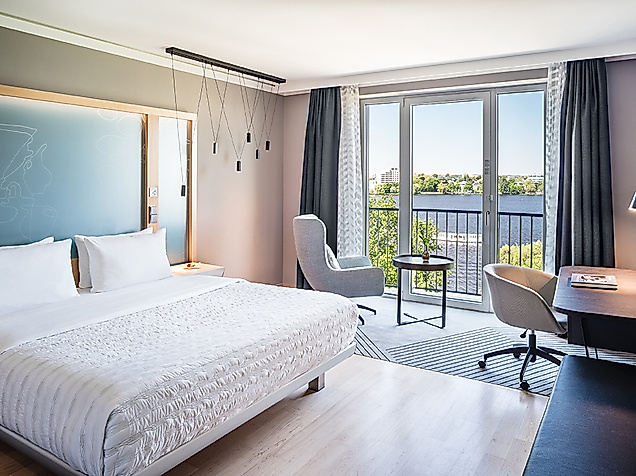 Modernes Zimmer im Hotel Le Méridien Hamburg als Teil des exklusiven Golf City Pakets