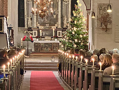 St. Nicolai-Kirche von innen mit Weihnachtsbaum und Besuchern