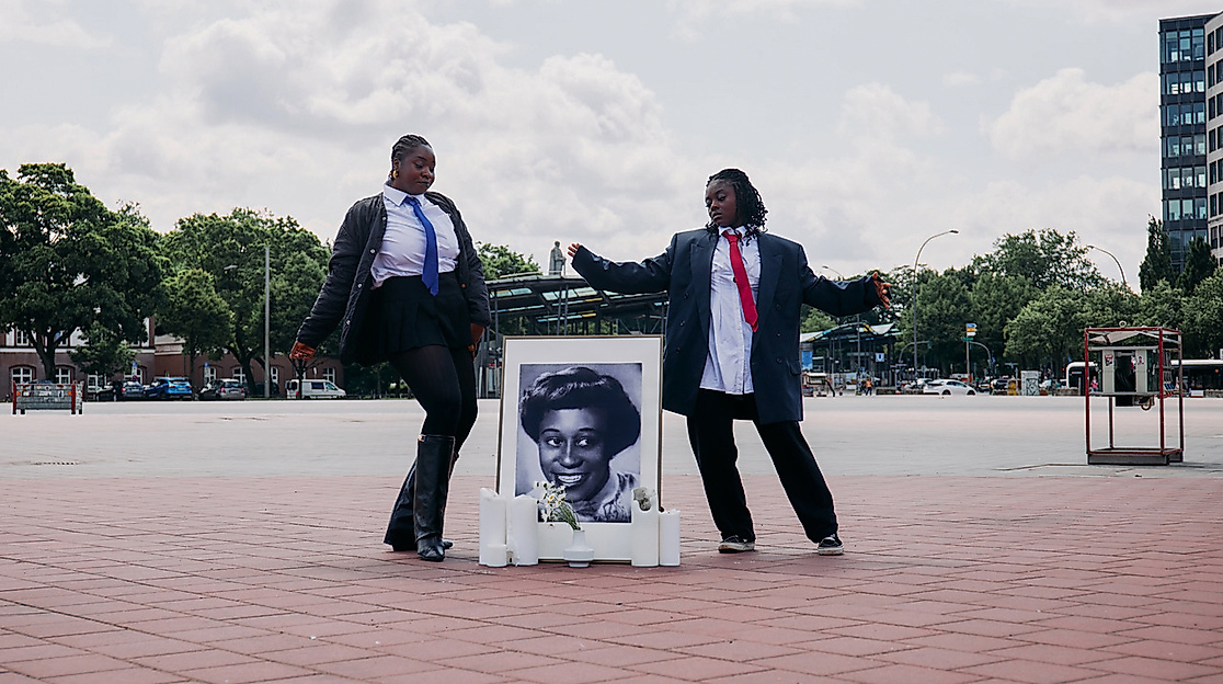 Performing-Denkmal-©Elijah-Ofosu-web2