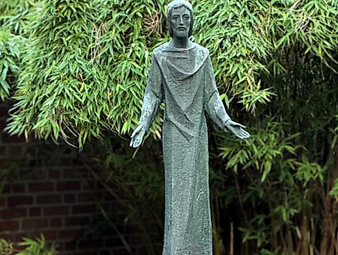 Skulptur Bronze "der Auferstandene" im Hintergrund Natur