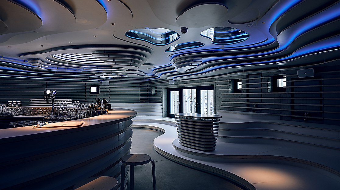 blau beleuchtete Bar und Tanzbereich Rooftop-Bar