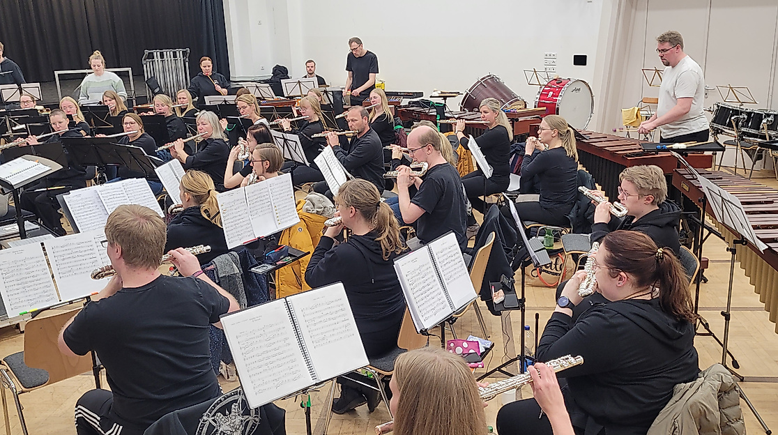 „Konzentrierte Probenarbeit für unser kommendes Projekt.“

Dieses Bild fängt die intensive Vorbereitungsphase unseres Orchesters ein. Man sieht die Musikerinnen und Musiker an den Querflöten und Perkussionsinstrumenten während einer Probensession, in der um jede Nuance gerungen wird. Die Aufnahme verdeutlicht das komplexe Arrangement und die Disziplin, die hinter einer orchestralen Darbietung stecken.

Doch die schönste Probe ist nichts ohne das Finale: Seien Sie dabei, wenn aus dieser konzentrierten Arbeit ein lebendiger Klangkörper wird! Wir laden Sie herzlich ein, das Ergebnis live im Konzertsaal zu erleben. Spüren Sie die Energie der Instrumente und die Leidenschaft unseres Ensembles hautnah.