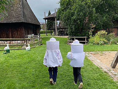 Kinder im Imkeranzug