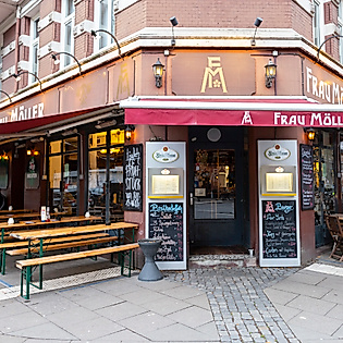 Außenansicht der Gaststätte Möller in Hamburg-St. Georg mit Markise, Tischen und klassischer Eckfassade.