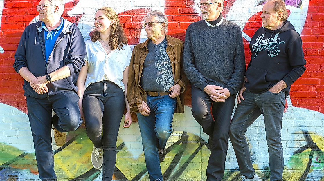 Gruppe vor Graffiti-Wand