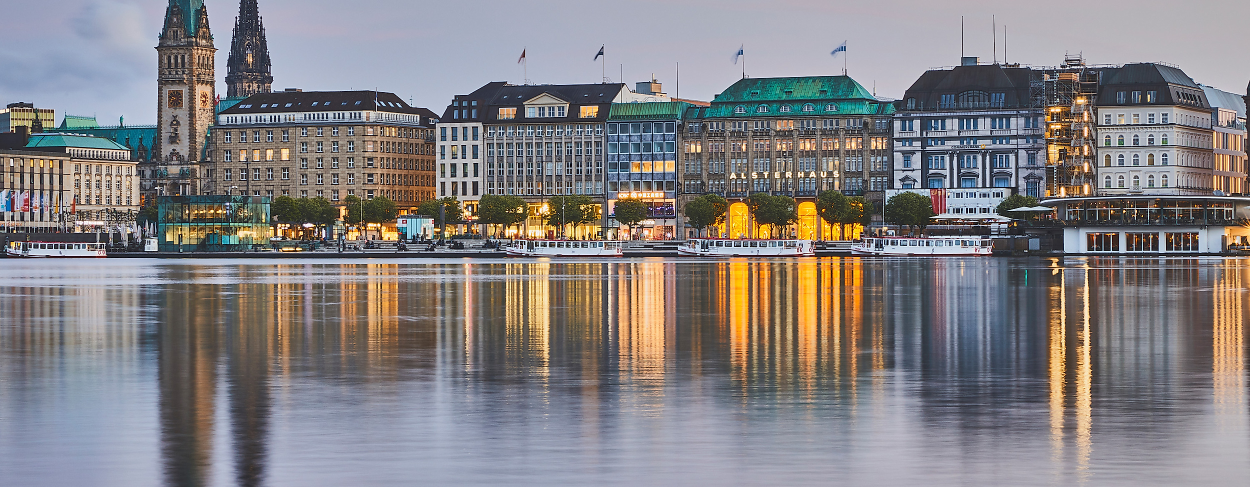 Binnenalster am Abend auf der gegenüberliegenden Seite Jungfernstieg mit Beleuchtung