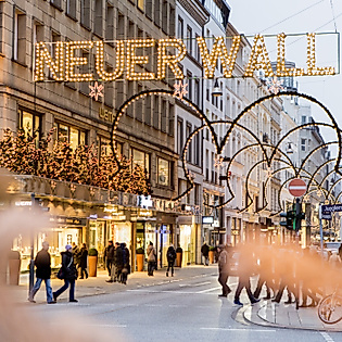 Weihnachtlich beleuchtete Luxus-Einkaufsstraße Neuer Wall mit festlicher Lichtdekoration und Passanten