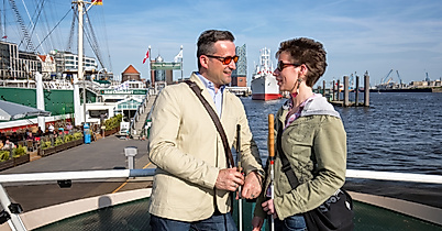 Blindes Paar auf einer Hafenfähre