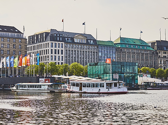 Binnenalster Hamburg bei Sonnenschein und historische Altstadtfassaden im Hintergrund