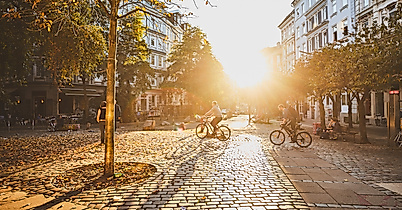 Hein-Köllisch-Platz in Hamburg Ottensen im Gegenlicht der Abendsonne mit Bäumen und Straßencafés
