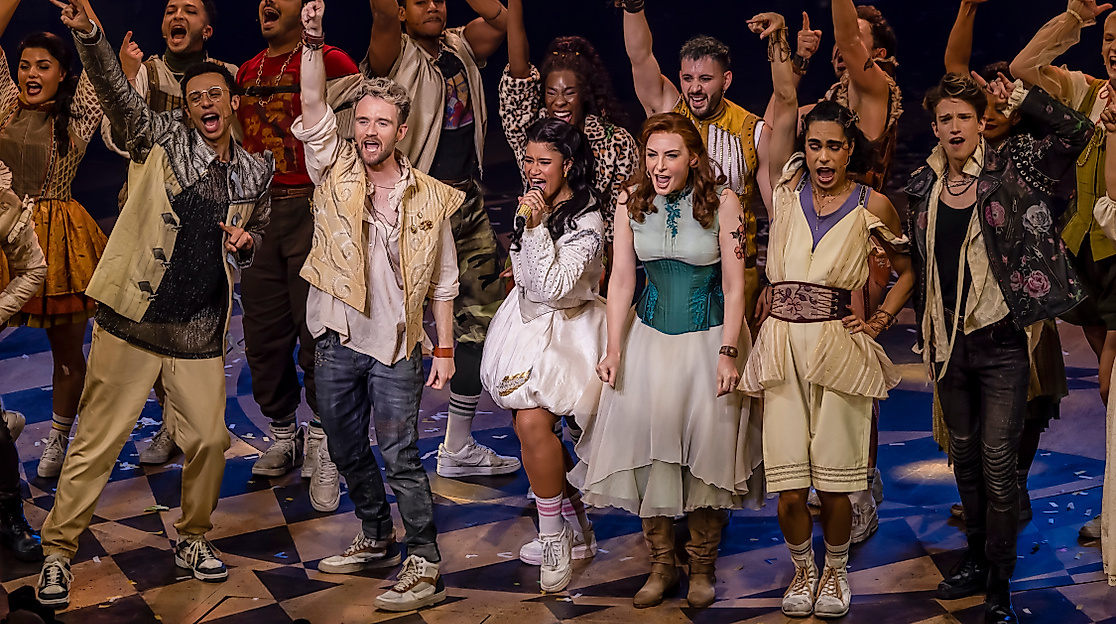 & JULIA Musical Premiere Hamburg: Der Cast nach Verbeugung jubelnd. 
