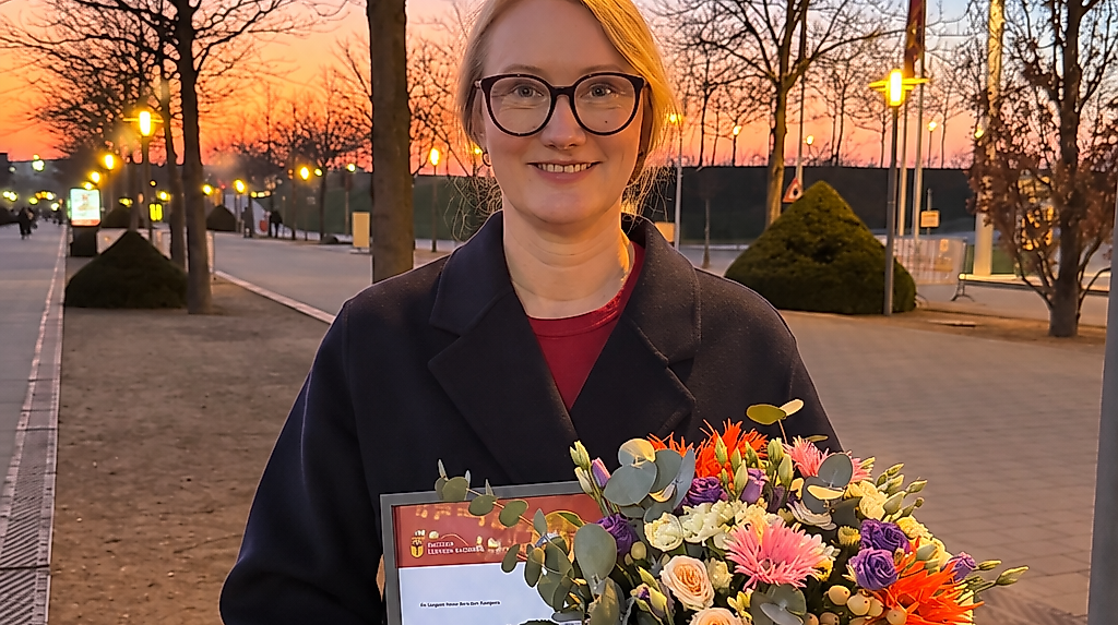 Person mit Blumenstrauß bei Sonnenuntergang