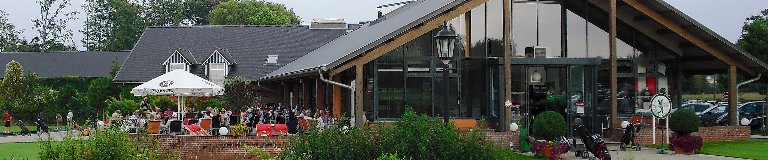 Modernes Golfhotel mit großer Terrasse und Gartenanlage in der Golfregion Hamburg