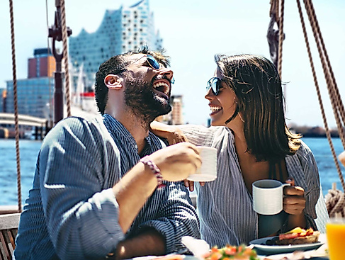 Brunch_unter_Segeln_Mare_FrisiumiStock-139176687