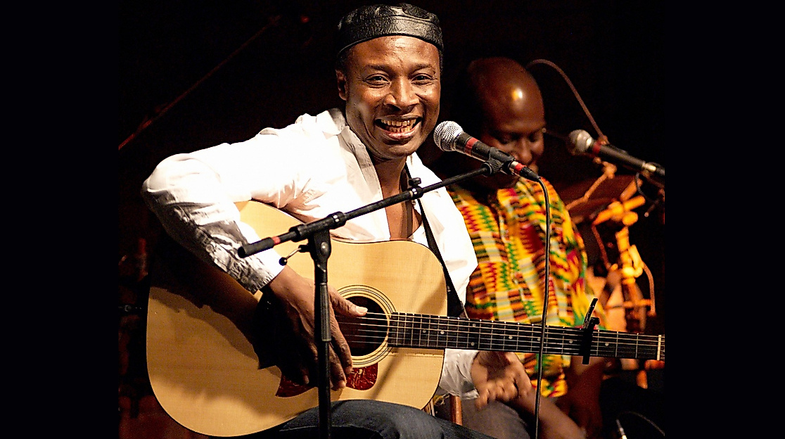 09 Adjiri Odametey_Band_Gitarre breit (c) Afrimelo