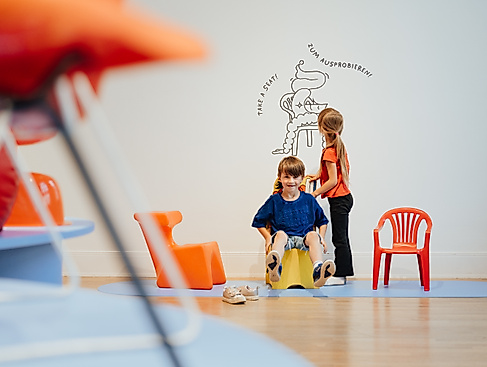 Ausstellungsansicht „Minimöbel: Stühle für Kinder“, MK&G, Foto: Patrick Lipke